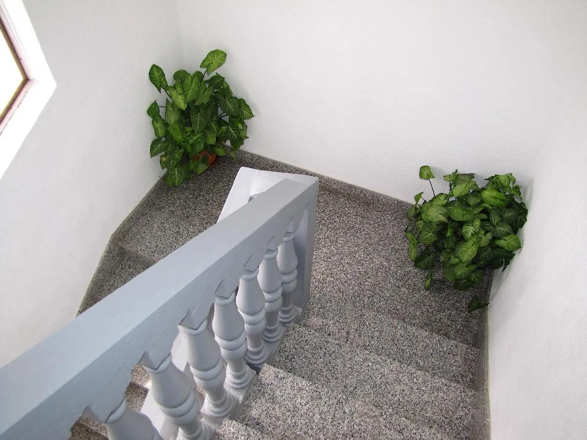 Apartments Klanac زادار
