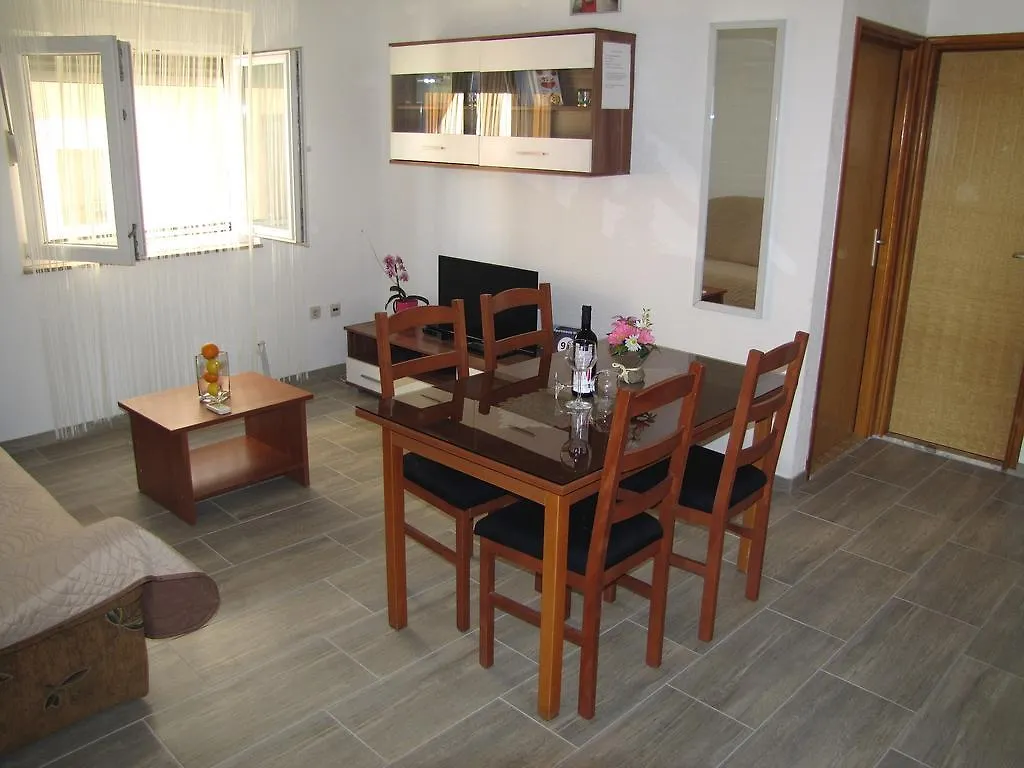 Apartments Klanac زادار