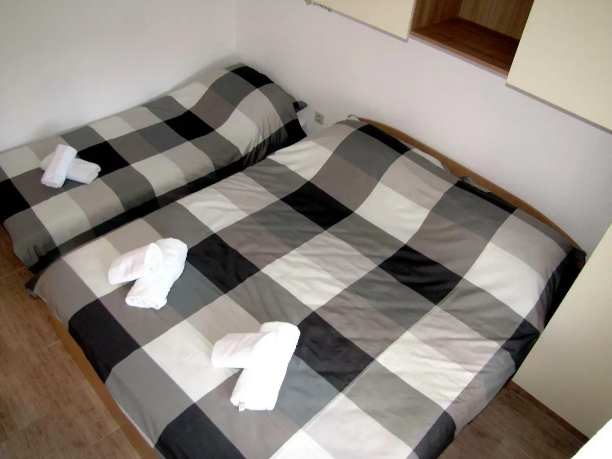 Apartments Klanac زادار